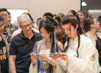 库克现身北京Apple三里屯店 点赞逆水寒手游画面