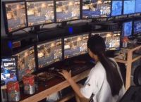 dnf工作室利用游戏的漏洞无限的刷金，有一玩家刷图过快也被系统封停？你怎么看？