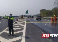 益阳高速：3000斤鱼苗散落高速，他们化身“捕鱼达人”倾力相助