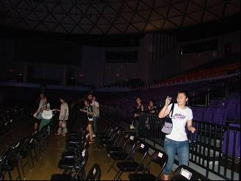 东方神起成员金俊秀的同胞哥哥——金俊浩惊现上海魔力宝贝彩排现场！！！