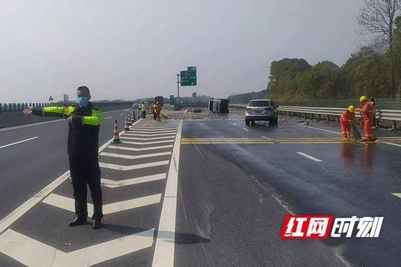 益阳高速：3000斤鱼苗散落高速，他们化身“捕鱼达人”倾力相助