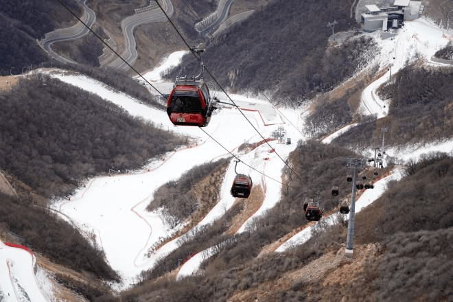 新华社聚焦丨“最美冬奥城”续写“冰雪传奇”