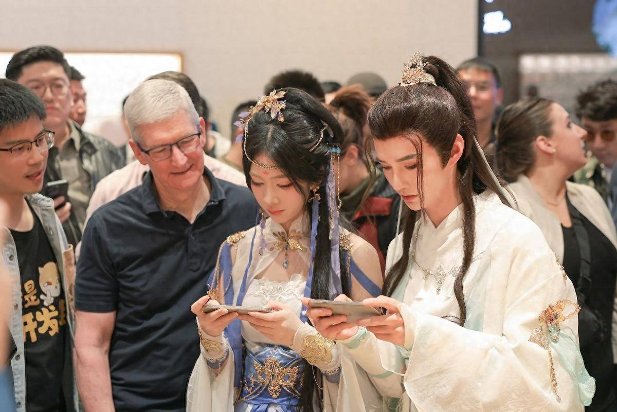 库克现身北京Apple三里屯店 点赞逆水寒手游画面