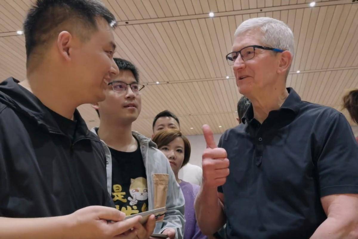 库克现身北京Apple三里屯店 点赞逆水寒手游画面